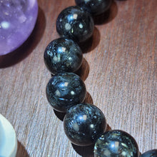 Load image into Gallery viewer, Nuummite Bracelet