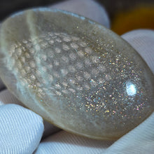 Load image into Gallery viewer, Rainbow Moonstone Palm Stone (Tanzania) – 坦桑尼亚彩虹月光石掌心石