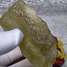 Load image into Gallery viewer, Libyan Desert Glass Tektite Display – 利比亚沙漠玻璃陨石摆件