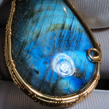 Load image into Gallery viewer, Labradorite Wire Wrapped Pendant – 拉长石绕线吊坠