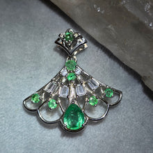 Load image into Gallery viewer, Fan-Shaped Emerald Pendant – 扇形祖母绿吊坠