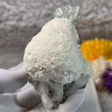 Load image into Gallery viewer, Green Apophyllite with Mesolite (India) – 印度绿色鱼眼石共生钠沸石矿标