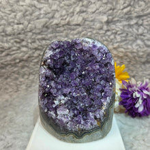 Load image into Gallery viewer, Good Grade Amethyst Slab Display (Uruguay) – 优质乌拉圭紫水晶切片摆件