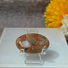 Load image into Gallery viewer, Strawberry Sunstone Palm Stone (Tanzania) – 坦桑尼亚草莓太阳石掌心石