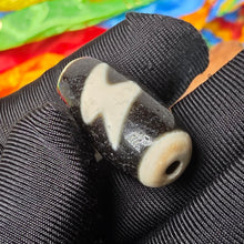 Load image into Gallery viewer, Thunder 5-Eyed Dzi Bead – 闪电五眼天珠