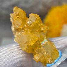 Load image into Gallery viewer, Iridescent Golden Healer Quartz Display (Uri, Switzerland) – 瑞士乌里彩虹金疗愈水晶摆件