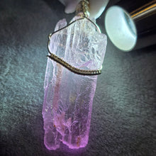 Load image into Gallery viewer, Raw Pink Kunzite Wire Wrapped Pendant (Mozambique) – 莫桑比克天然粉色锂辉石绕线吊坠