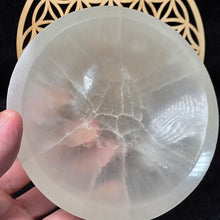 Load image into Gallery viewer, Polished Selenite Bowl Display (12cm) – 透石膏抛光能量碗摆件