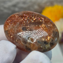 Load image into Gallery viewer, Strawberry Sunstone Palm Stone (Tanzania) – 坦桑尼亚草莓太阳石掌心石