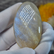 Load image into Gallery viewer, Rainbow Moonstone Palm Stone (Tanzania) – 坦桑尼亚彩虹月光石掌心石