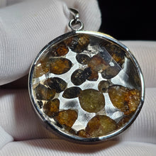 Load image into Gallery viewer, Pallasite Meteorite Pendant – 橄榄陨石吊坠