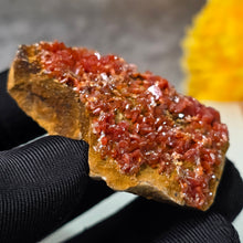 Load image into Gallery viewer, Vanadinite Mineral Specimen (Morocco) – 摩洛哥天然钒铅矿矿物标本