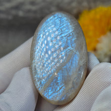 Load image into Gallery viewer, Rainbow Moonstone Palm Stone (Tanzania) – 坦桑尼亚彩虹月光石掌心石
