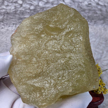 Load image into Gallery viewer, Libyan Desert Glass Tektite Display – 利比亚沙漠玻璃陨石摆件