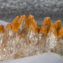Load image into Gallery viewer, Clear Dogtooth Calcite with Brown Calcite (Secondary Growth) Specimen – 透明犬牙方解石伴褐色次生方解石标本