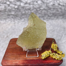 Load image into Gallery viewer, Libyan Desert Glass Tektite Display – 利比亚沙漠玻璃陨石摆件