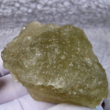 Load image into Gallery viewer, Libyan Desert Glass Tektite Display – 利比亚沙漠玻璃陨石摆件