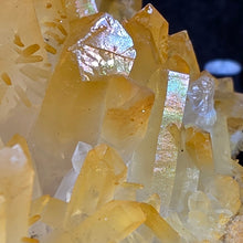 Load image into Gallery viewer, Golden Healer Quartz Cluster Display – 黄金治癒者水晶簇摆件