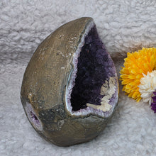 Load image into Gallery viewer, Amethyst Money Bag Display – 紫水晶钱袋子摆件