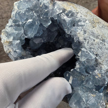 Load image into Gallery viewer, Top-Grade Celestite Specimen Display (Madagascar) – 顶级马达加斯加天青石标本摆件