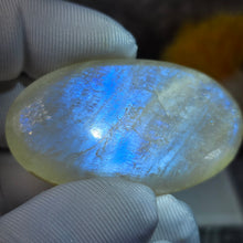 Load image into Gallery viewer, Rainbow Moonstone Palm Stone (Tanzania) – 坦桑尼亚彩虹月光石掌心石