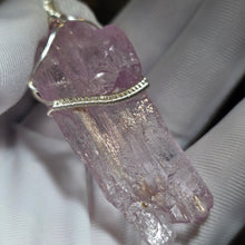 Load image into Gallery viewer, Raw Pink Kunzite Wire Wrapped Pendant (Mozambique) – 莫桑比克天然粉色锂辉石绕线吊坠