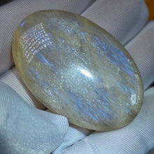 Load image into Gallery viewer, Rainbow Moonstone Palm Stone (Tanzania) – 坦桑尼亚彩虹月光石掌心石