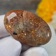 Load image into Gallery viewer, Strawberry Sunstone Palm Stone (Tanzania) – 坦桑尼亚草莓太阳石掌心石