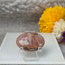 Load image into Gallery viewer, Strawberry Sunstone Palm Stone (Tanzania) – 坦桑尼亚草莓太阳石掌心石