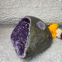 Load image into Gallery viewer, Amethyst Money Bag Display – 紫水晶钱袋子摆件