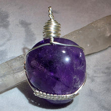 Load image into Gallery viewer, Polished Amethyst Wire Wrapped Pendant – 抛光紫水晶绕线吊坠