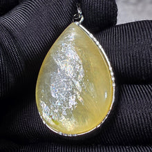 Load image into Gallery viewer, Golden Mica Pendant – 金云母吊坠