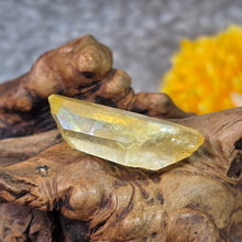 Load image into Gallery viewer, Iridescent Golden Healer Lemurian Seed (Colombia) – 哥伦比亚天然彩虹黄金疗愈师雷姆利亚种子水晶