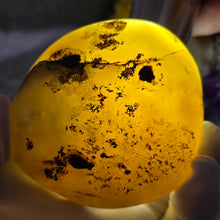 Load image into Gallery viewer, Dendritic Agate Palm Stone – 树枝玛瑙掌心石
