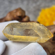 Load image into Gallery viewer, Iridescent Golden Healer Lemurian Seed (Colombia) – 哥伦比亚天然彩虹黄金疗愈师雷姆利亚种子水晶