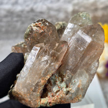 Load image into Gallery viewer, Fuchsite & Limonite on Smoky Quartz (Tanzania) – 坦桑尼亚富铬云母与褐铁矿共生烟晶矿标