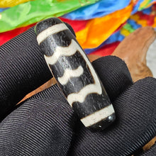 Load image into Gallery viewer, Garuda Dzi Bead – 大鹏鸟天珠