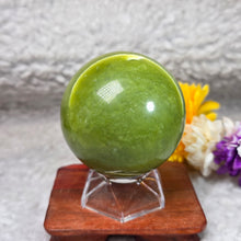 Load image into Gallery viewer, Serpentine Sphere – 蛇纹石水晶圆球摆件