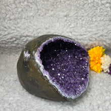 Load image into Gallery viewer, Amethyst Money Bag Display – 紫水晶钱袋子摆件