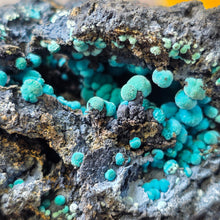 Load image into Gallery viewer, Chrysocolla on Matrix (Planet Mine, Arizona, USA) – 亚利桑那州 Planet Mine 蓝铜矿共生母岩标本