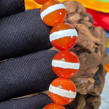 Load image into Gallery viewer, Tibetan Agate Medicine Dzi Bracelet – 西藏玛瑙药师天珠手链(一线天珠)