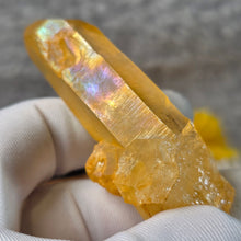 Load image into Gallery viewer, Iridescent Golden Healer Lemurian Seed (Colombia) – 哥伦比亚天然彩虹黄金疗愈师雷姆利亚种子水晶