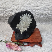 Load image into Gallery viewer, Chrysanthemum Stone Display – 菊花石天然摆件