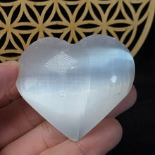 Load image into Gallery viewer, Polished Selenite Heart Shaped Display (5.5cm x 4.5cm) – 透石膏抛光心形摆件