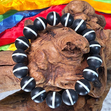 Load image into Gallery viewer, Tibetan Black Agate Medicine Dzi Bracelet – 西藏黑玛瑙药师天珠手链(一线天珠)