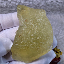 Load image into Gallery viewer, Libyan Desert Glass Tektite Display – 利比亚沙漠玻璃陨石摆件