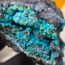 Load image into Gallery viewer, Chrysocolla on Matrix (Planet Mine, Arizona, USA) – 亚利桑那州 Planet Mine 蓝铜矿共生母岩标本