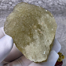 Load image into Gallery viewer, Libyan Desert Glass Tektite Display – 利比亚沙漠玻璃陨石摆件