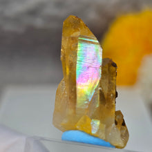 Load image into Gallery viewer, Iridescent Golden Healer Quartz Display (Uri, Switzerland) – 瑞士乌里彩虹金疗愈水晶摆件