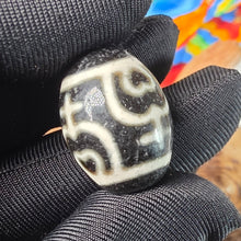 Load image into Gallery viewer, Treasure Vase Dzi Bead – 宝瓶天珠